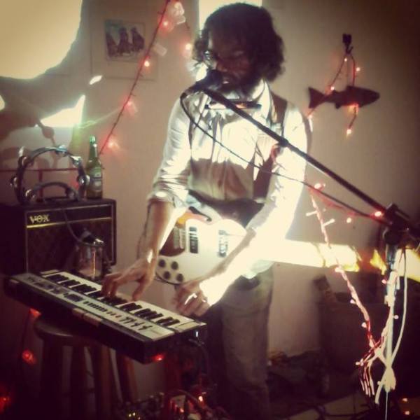 Voz, Casiotone, Telecaster, as coias boas da vida. Foto: Matheus Augusto